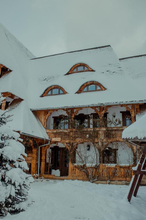 Conacul Drahneilor Hotel Ruscova Exterior photo