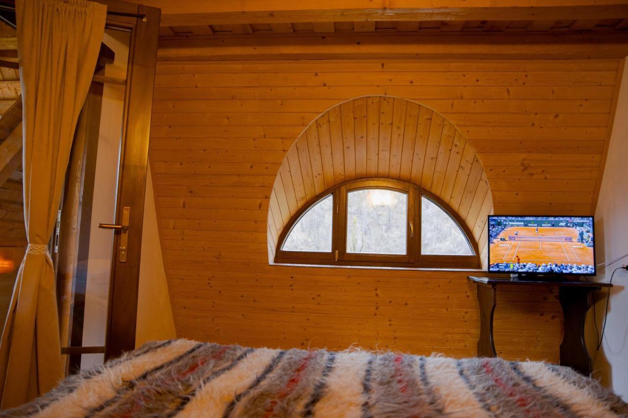 Conacul Drahneilor Hotel Ruscova Exterior photo