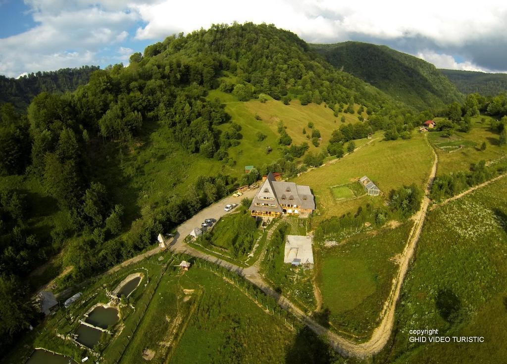 Conacul Drahneilor Hotel Ruscova Exterior photo